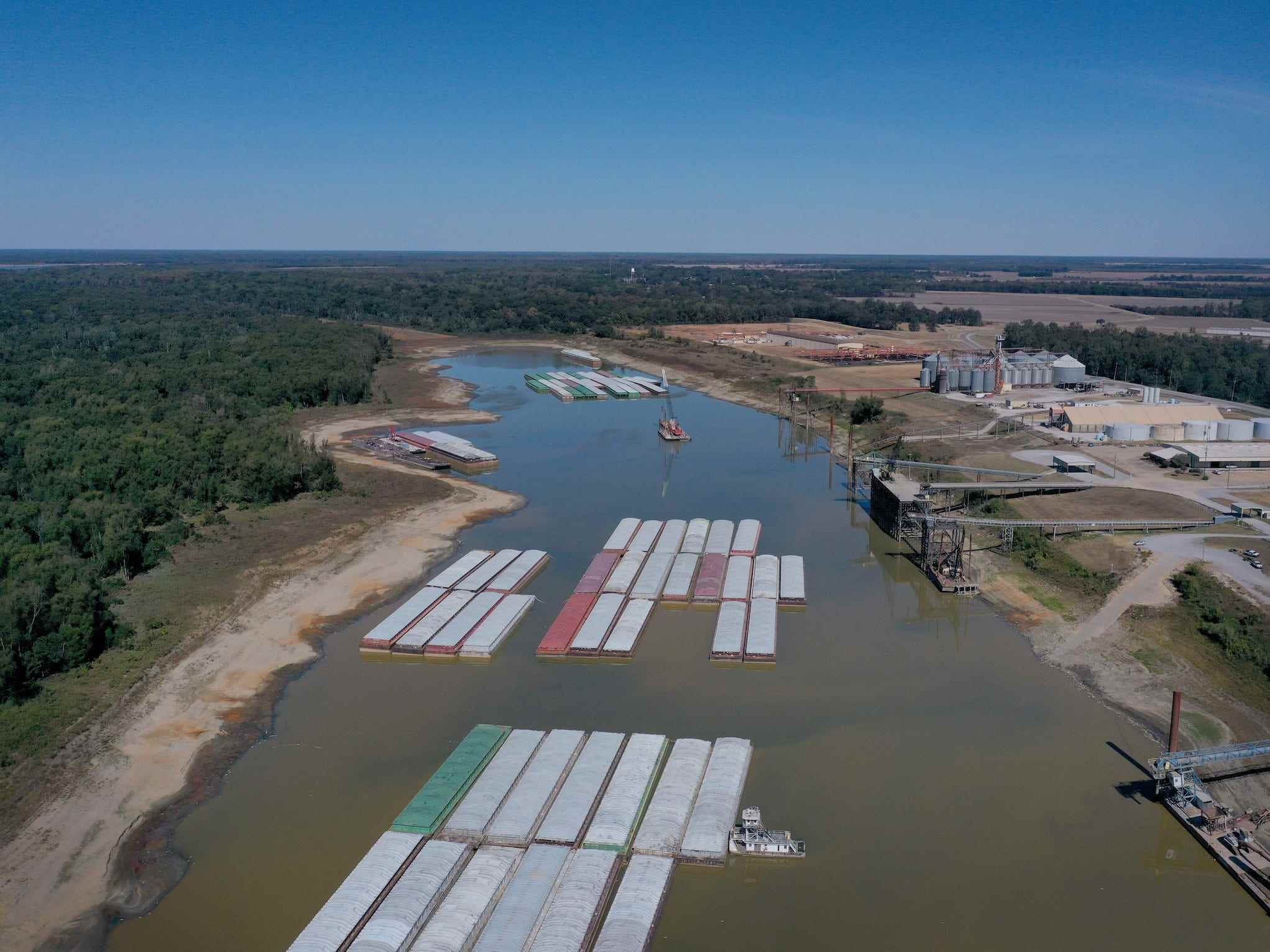 Lastkähne sitzen in niedrigen Mississippi-Gewässern, Luftbild
