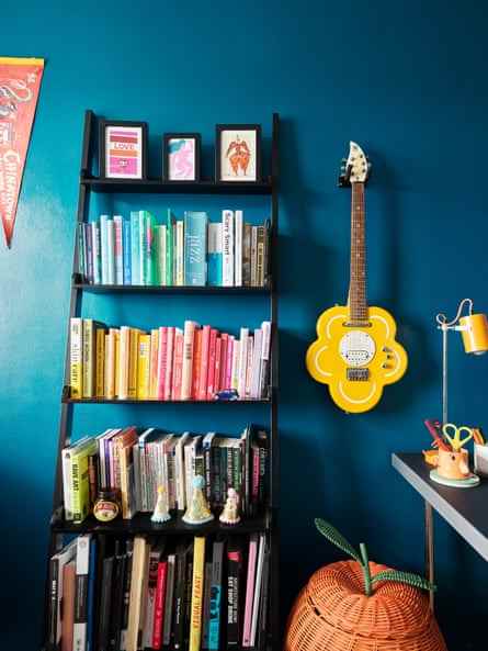 Bücherregal gegen eine tiefblaue Wand
