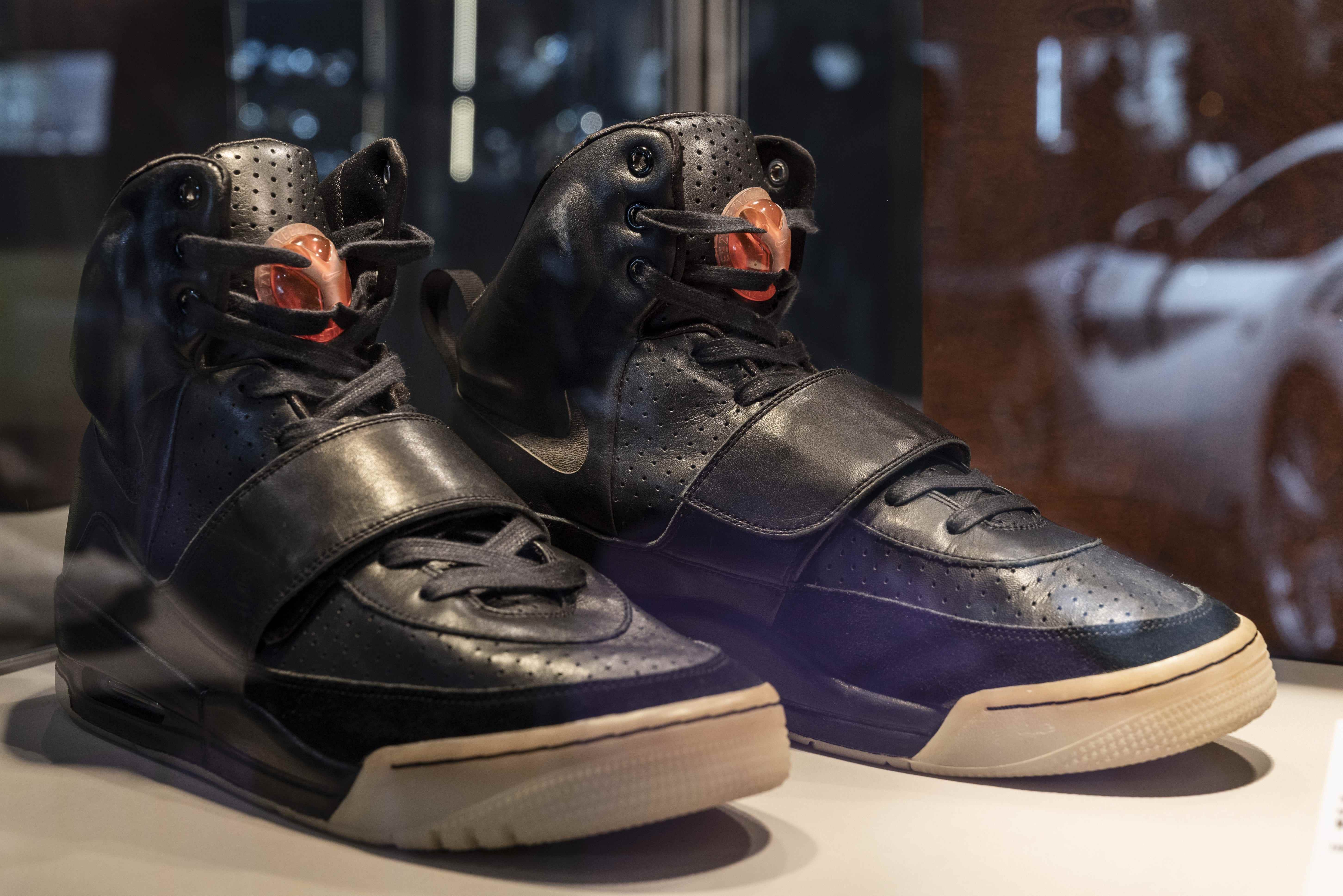 Kanye Wests Nike Air Yeezy 1 Sneaker zu einem Preis von 2 Millionen US-Dollar zu verkaufen