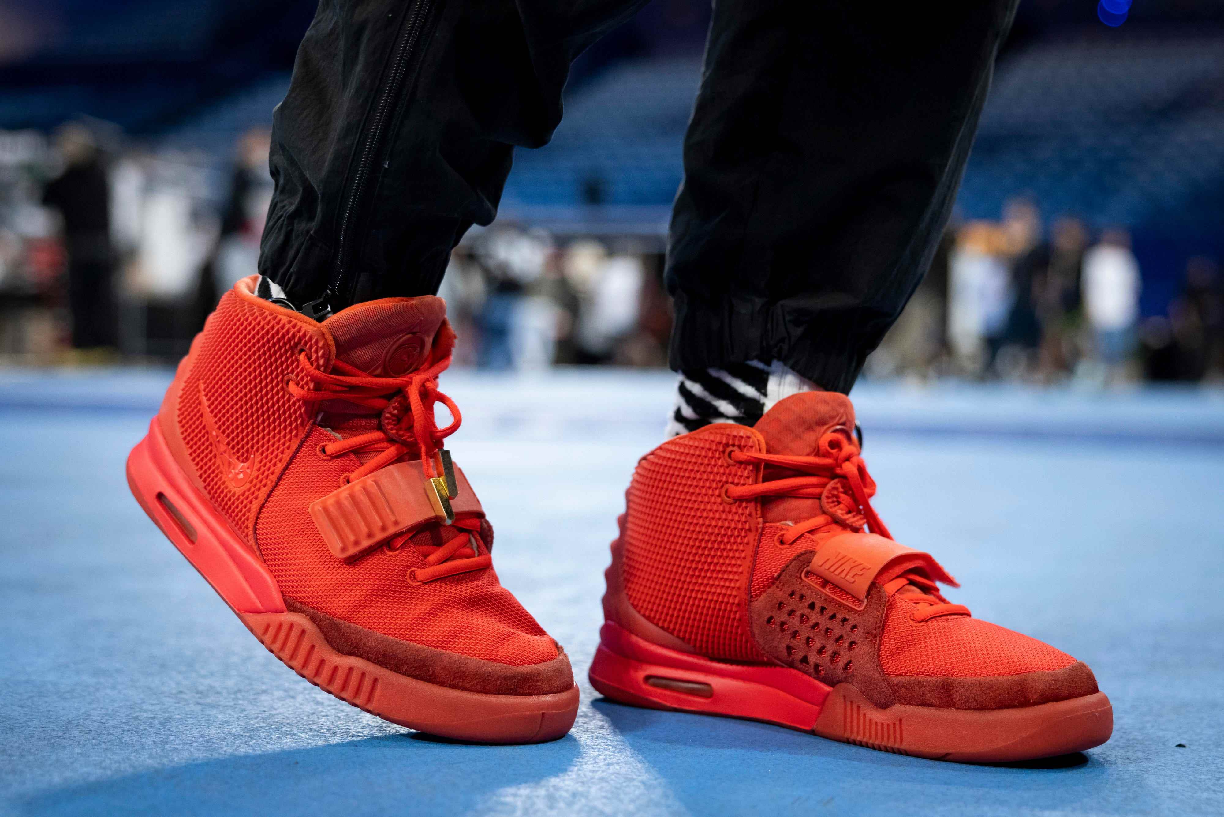 Ein Paar Nike Air Yeezy 2 Red October X Kanye West im Wert von über 30.000 AUD