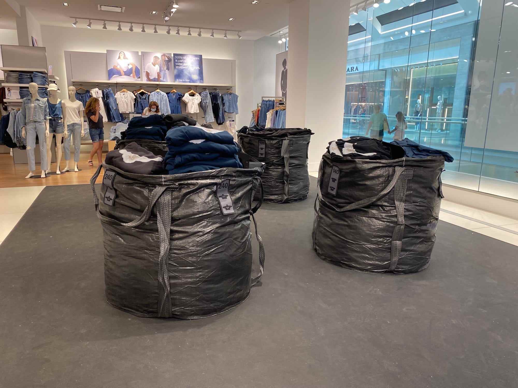 Müllsäcke voller Yeezy-Kleidung in einem Gap-Laden in New Jersey am 17. August 2022.