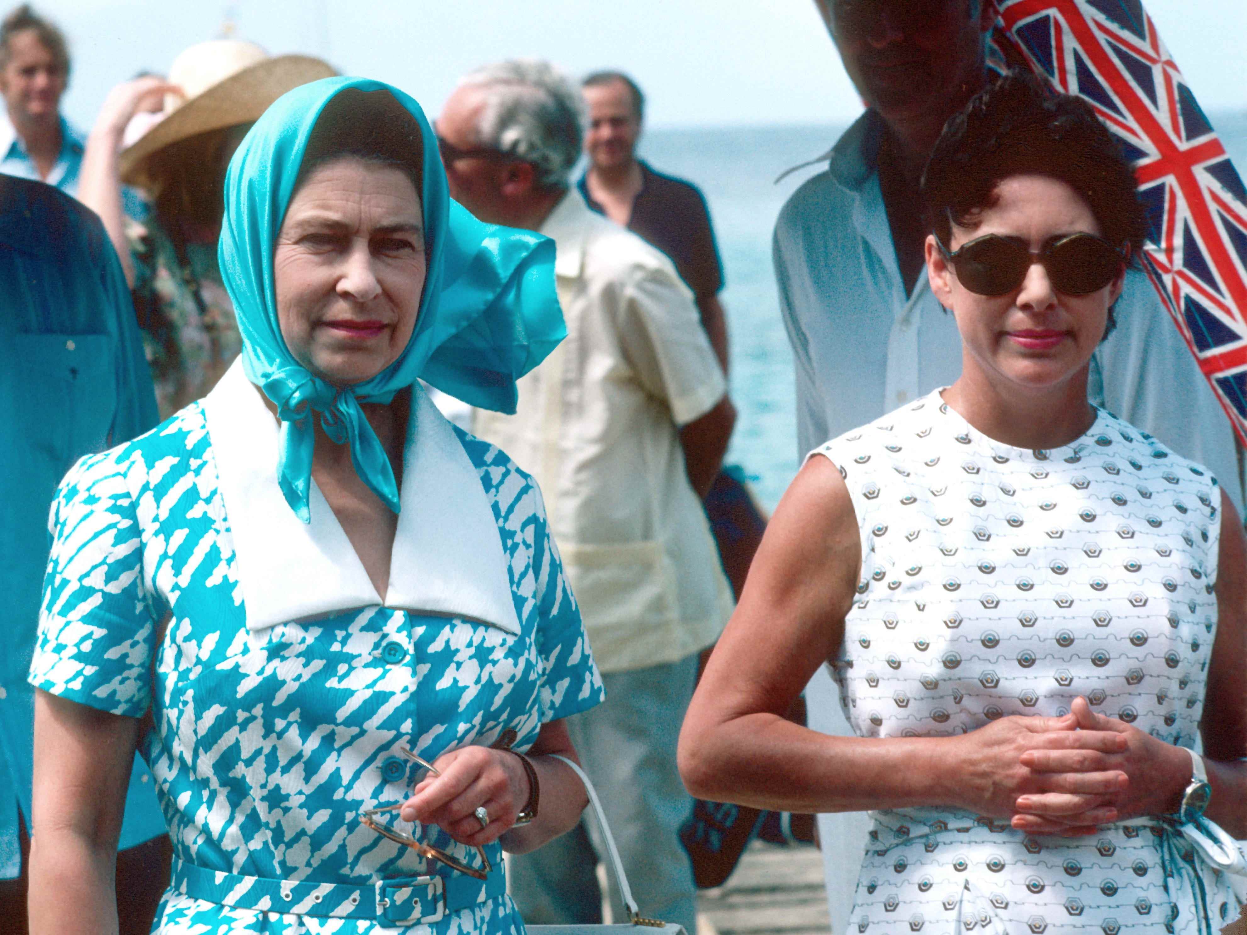 Prinzessin Margaret zeigt ihrer Schwester, Königin Elizabeth II., während des Besuchs der Königin und Prinz Philip in Mustique im Jahr 1977 die Insel