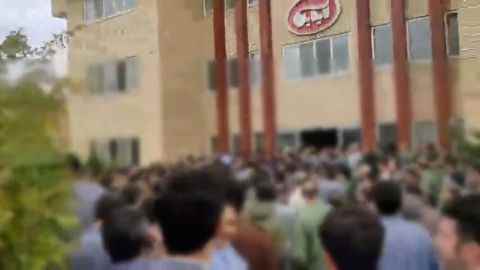 Arbeiter der Schokoladenfabrik Aidin in Tabriz haben aus Solidarität mit landesweiten Protesten einen Streik begonnen.  (IranWire)   
