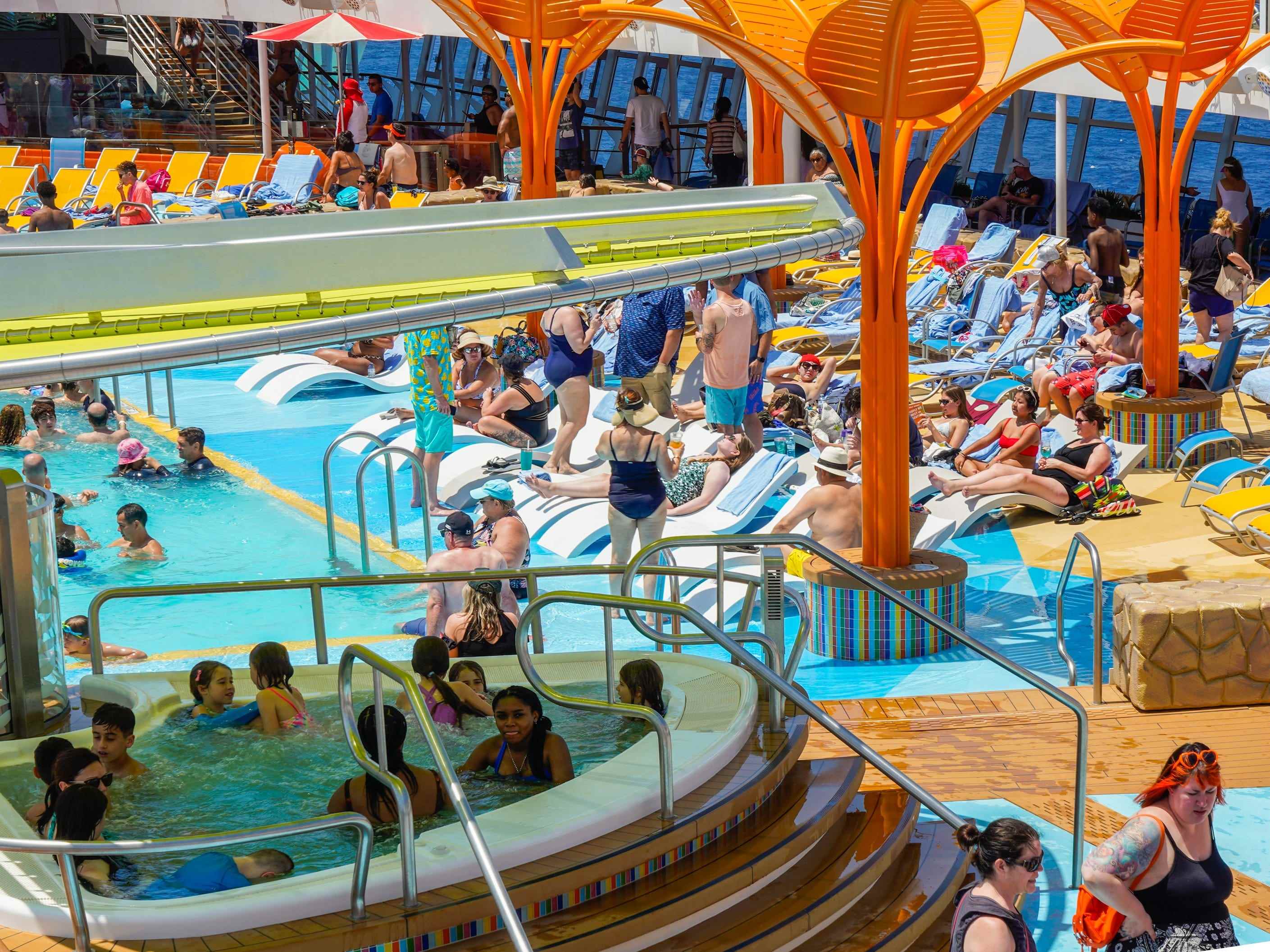 Ein überfüllter Poolbereich an Bord der Wonder of the Seas