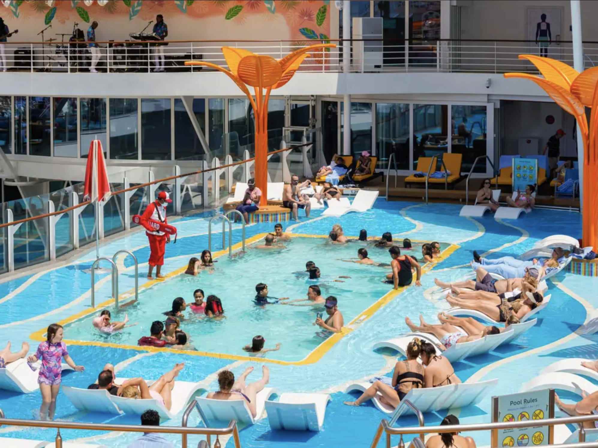 Ein überfüllter Pool auf dem größten Kreuzfahrtschiff der Welt.