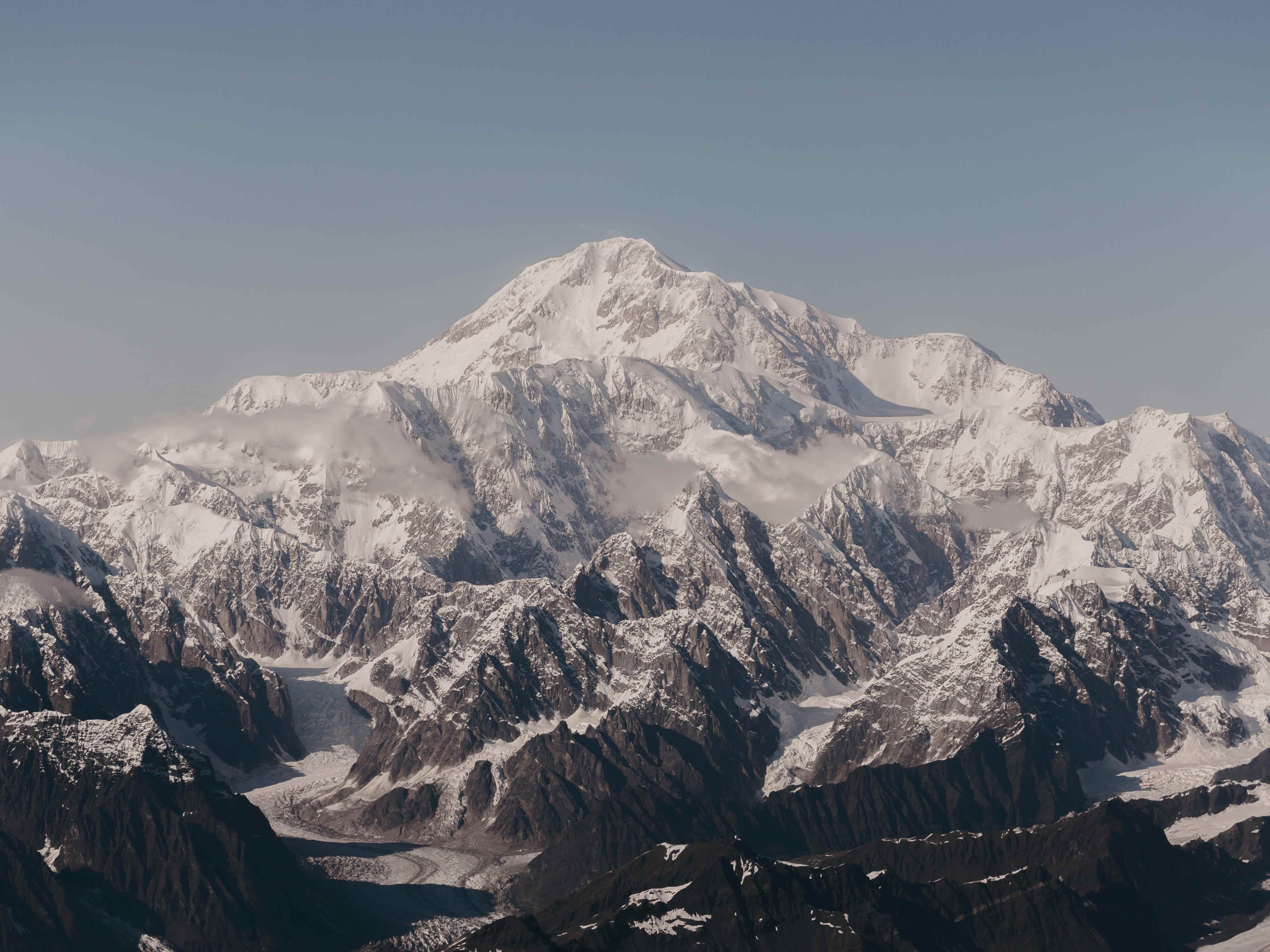 Ein Blick auf den Denali – einen riesigen Berg mit schneebedeckten Gipfeln – aus dem Flugzeug in Alaska