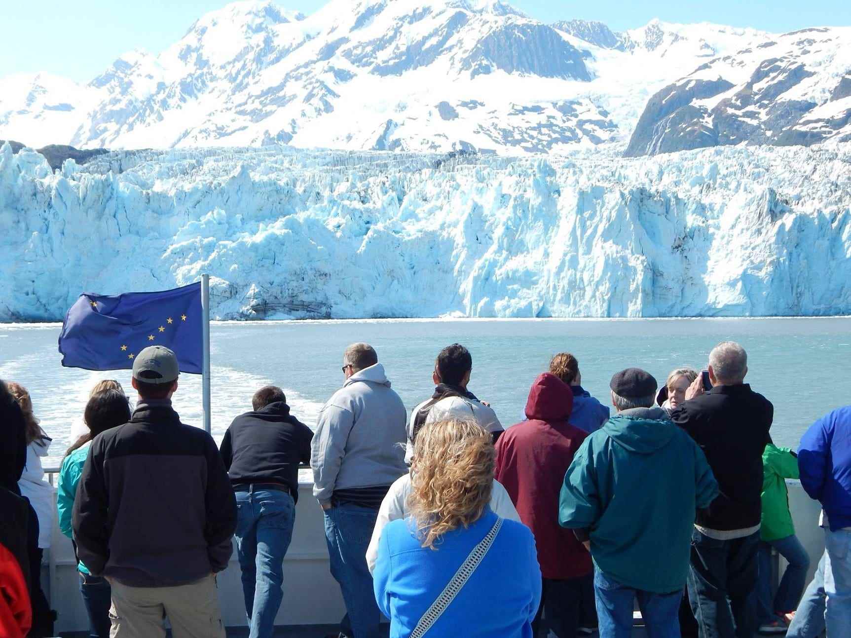 Menschen, die einen Gletscher im Prince William Sound betrachten