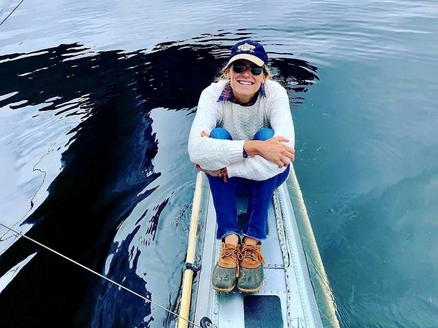 Der Schriftsteller posiert auf einem Boot