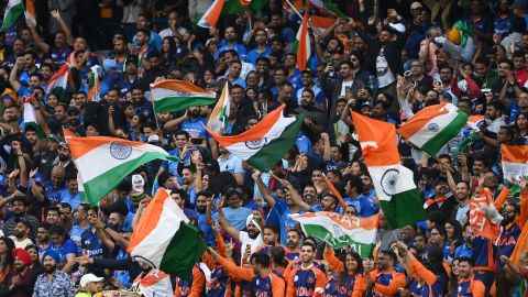 Fans zeigen ihre Unterstützung während des T20-Weltmeisterschaftsspiels der ICC-Männer zwischen Indien und Pakistan auf dem Melbourne Cricket Ground. 