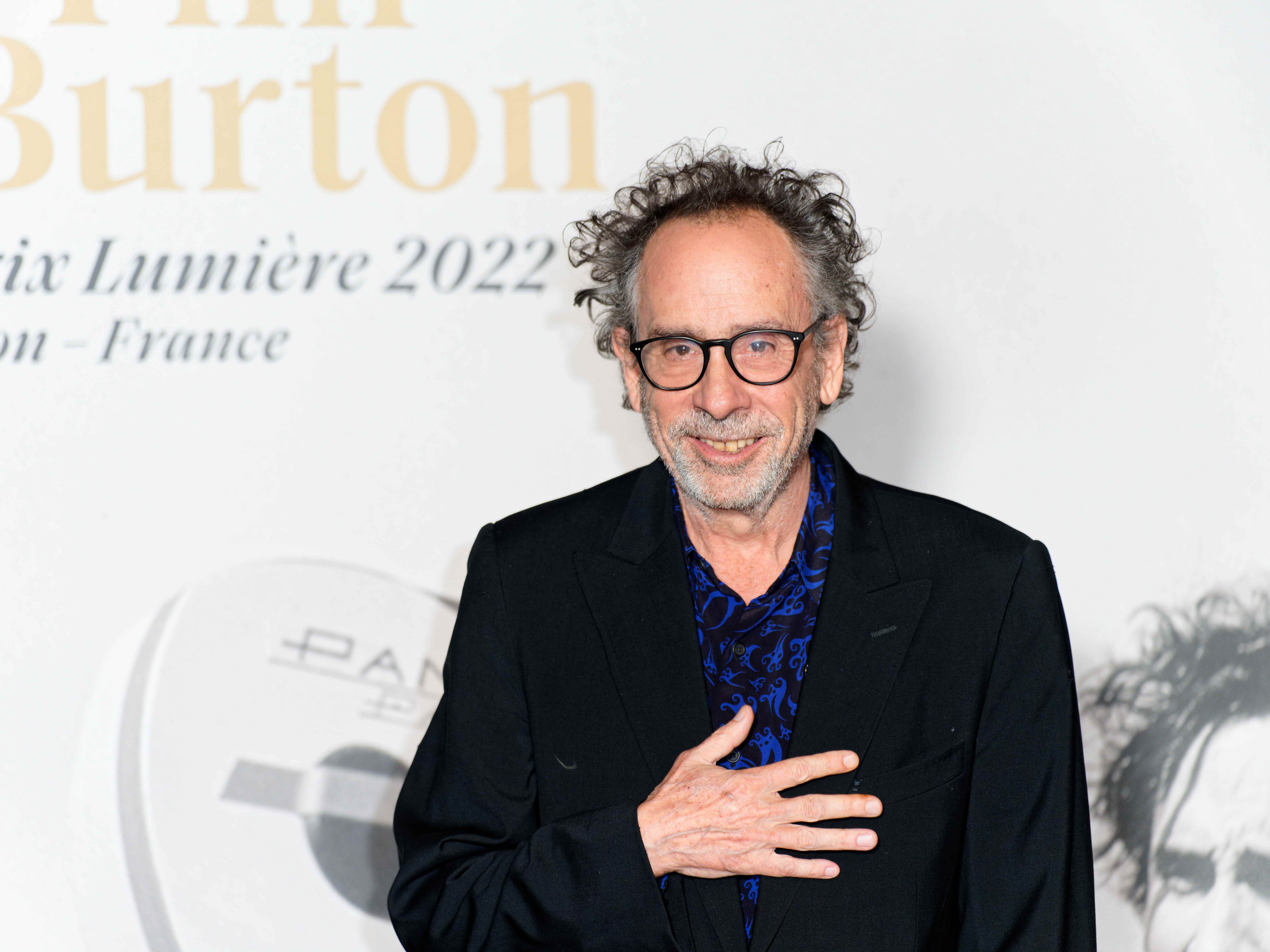 Tim Burton trägt einen Anzug, während er an der Verleihung des Lumiere-Preises während des 14. Filmfestivals Lumiere im Oktober 2022 teilnimmt.