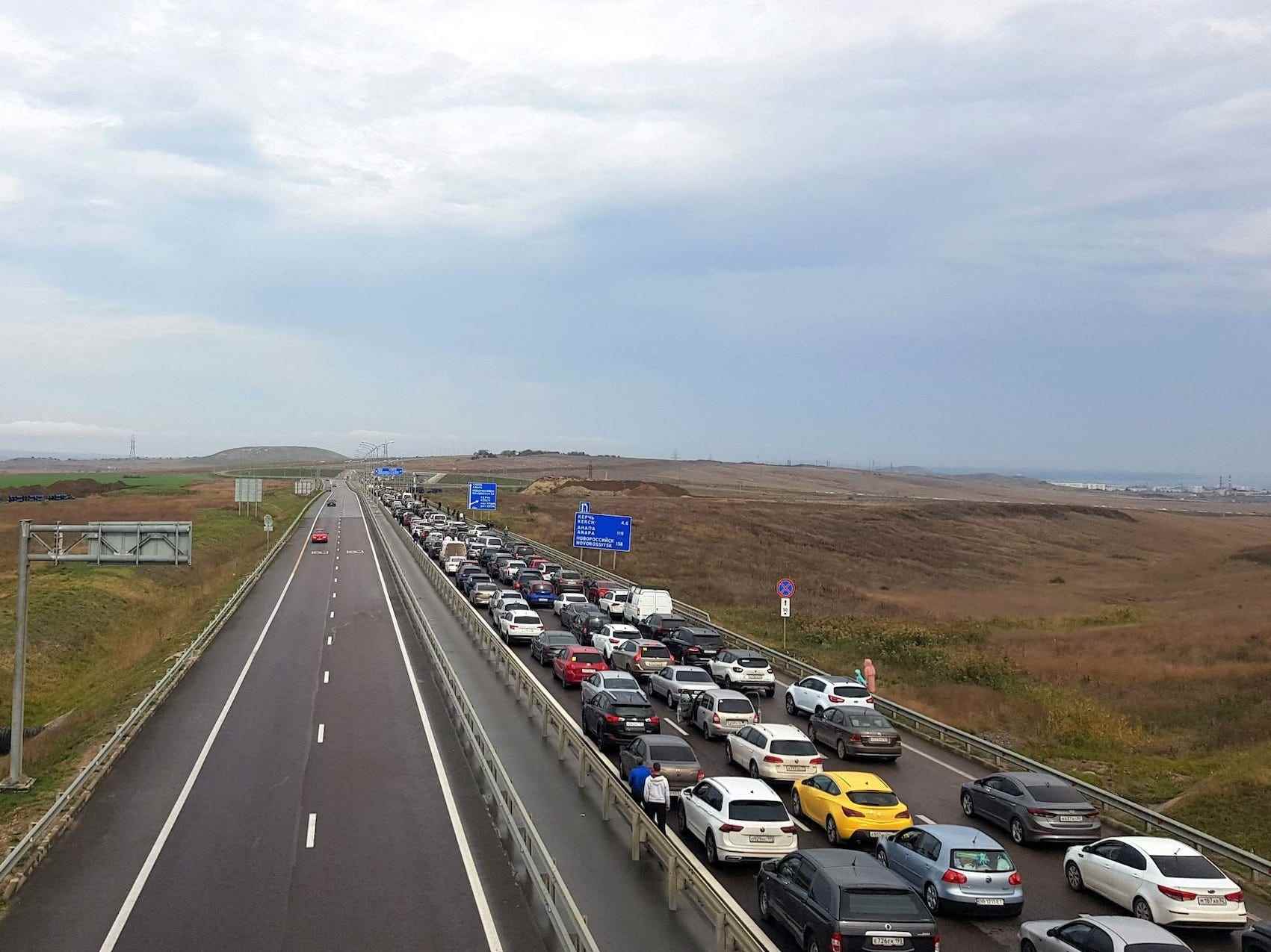 Fahrzeuge warten darauf, die russische Krim-Brücke bei Kertsch zu überqueren