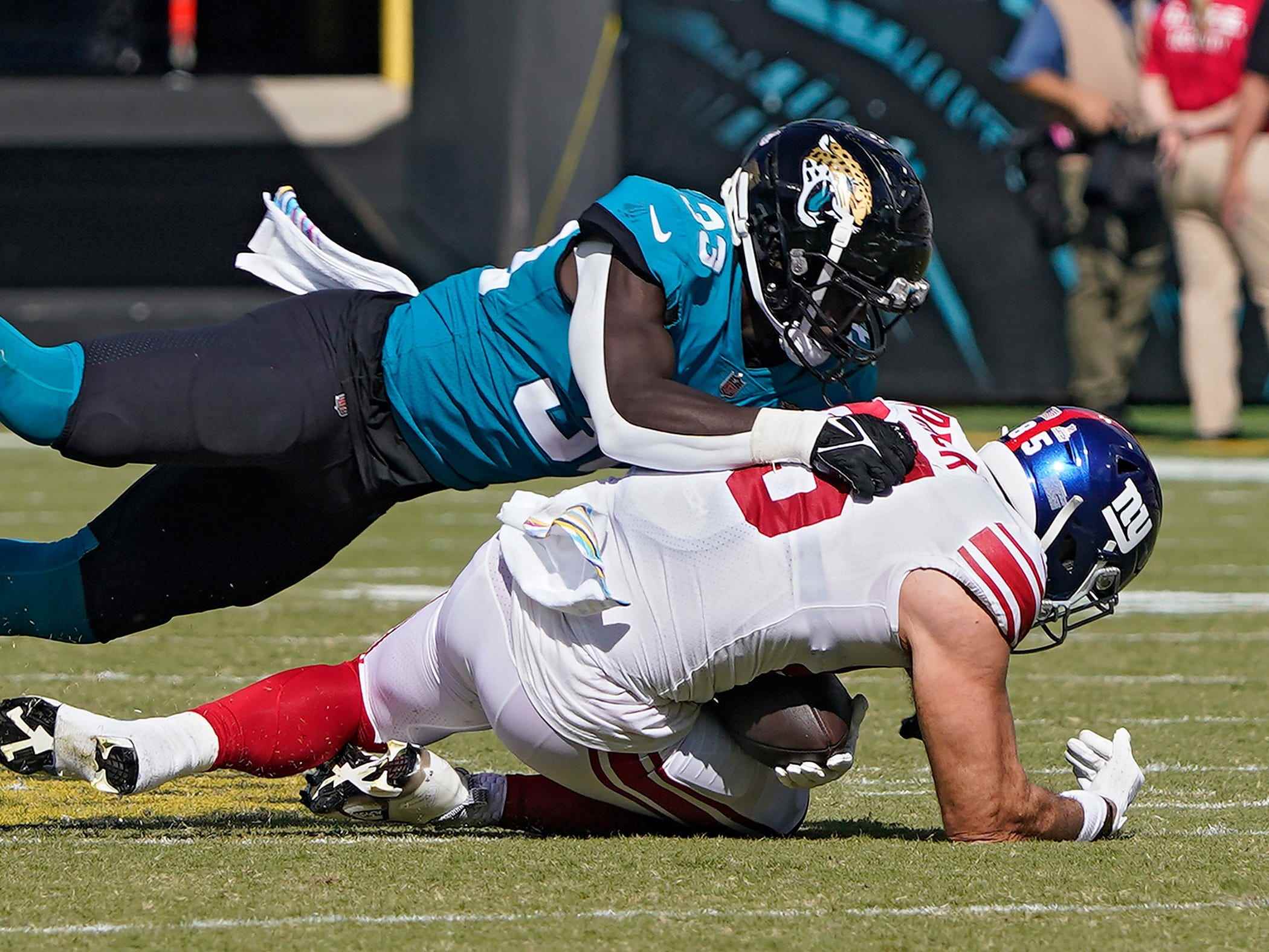 Jaguars Linebacker Devin Lloyd beendet einen Sack gegen die New York Giants.