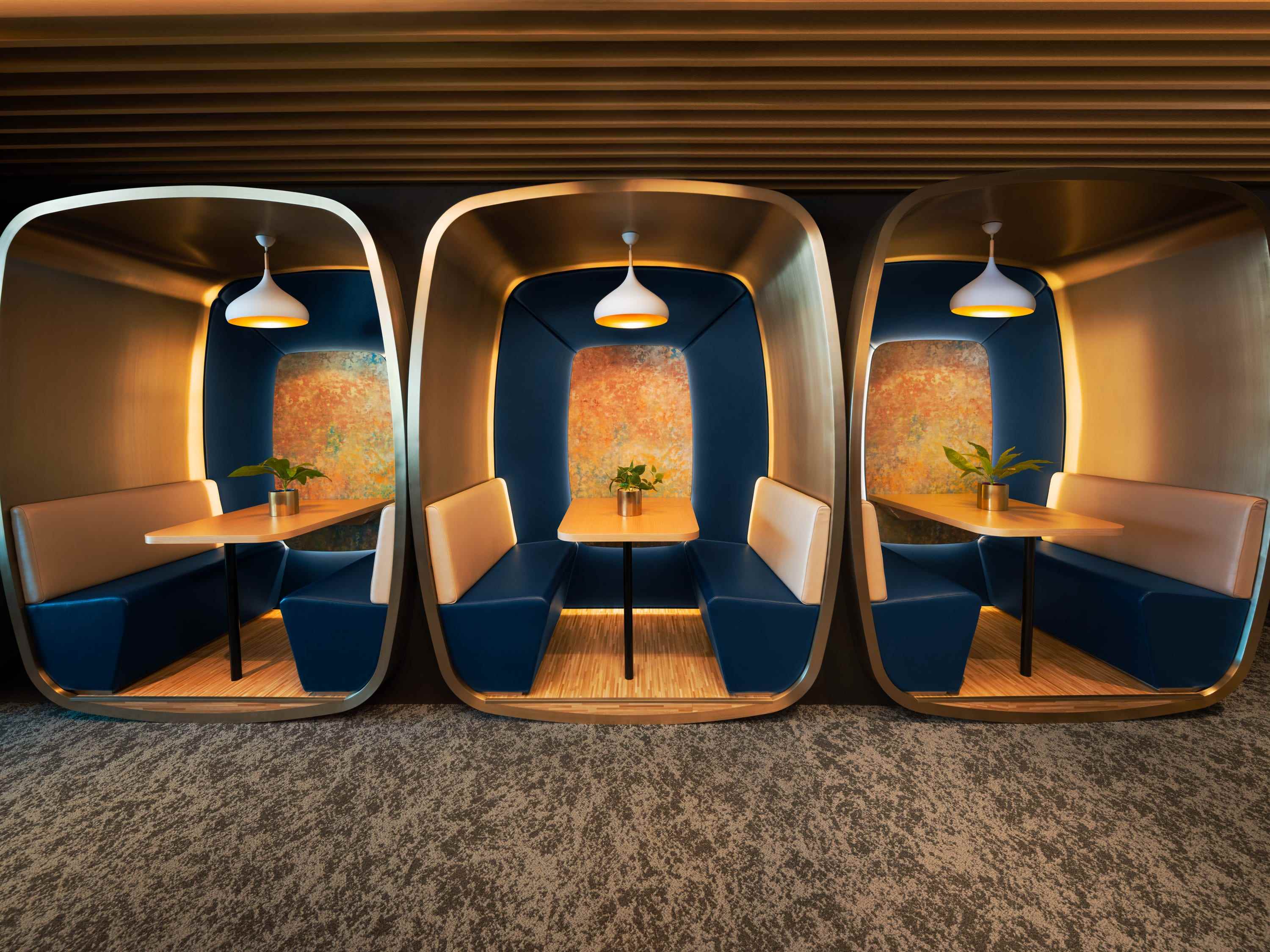 Sitzbereiche in der neuen Chase Sapphire Lounge von The Club am Flughafen Hongkong.