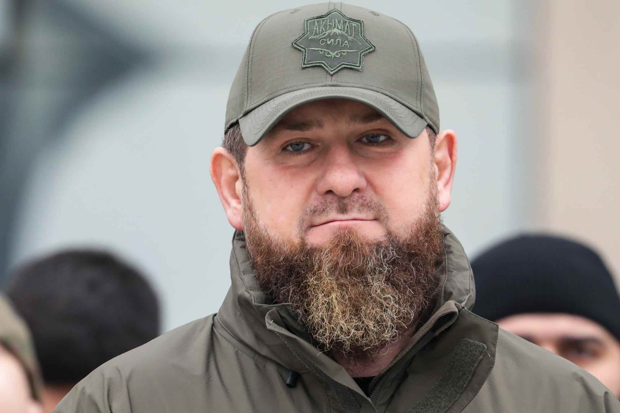 Ein Kopf- und Schulterschuss von Ramsan Kadyrow, Führer der Tschetschenischen Republik, mit einer Baseballkappe am 25. Februar 2022.