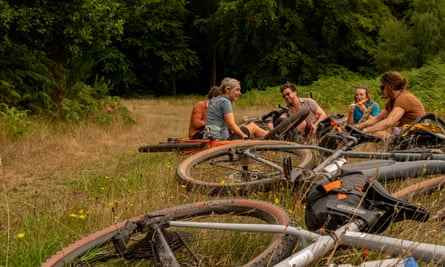 Eine Gruppe von Radfahrern macht eine Pause zum Essen und Entspannen in Thetford Forest, Norfolk. 
