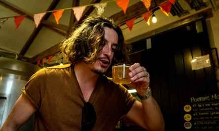 Der Schriftsteller Damien Gabet probiert ein Bier in der Duration Brewery in Norfolk.