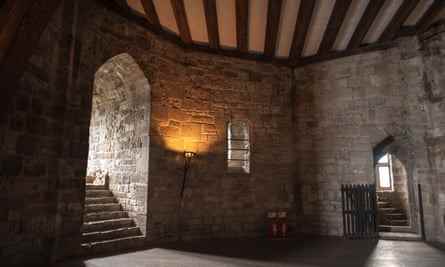 CAERNARFON, Wales - Ein gut erhaltener Raum, der Teil der königlichen Residenz in Caernarfon Castle im Nordwesten von Wales war.  Auf dem Gelände stand ursprünglich eine Burg aus dem späten 11. Jahrhundert, aber im späten 13. Jahrhundert ließ König Edward I. ein neues Bauwerk in Auftrag geben, das bis heute steht.  Es hat markante Türme und ist eines der am besten erhaltenen der Reihe von Schlössern, die Edward I. in Auftrag gab.