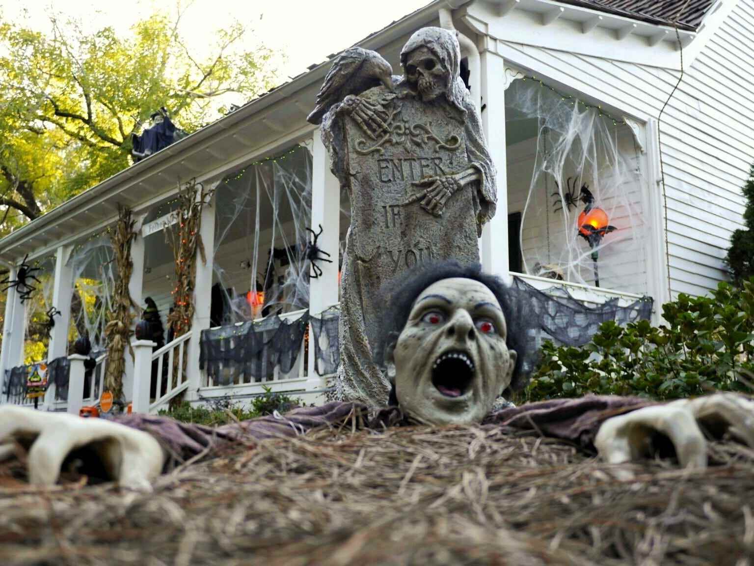 Gefälschte Zombie- und Grabstein-Halloween-Dekorationen wurden vor dem Haus eines Hausbesitzers aufgestellt.