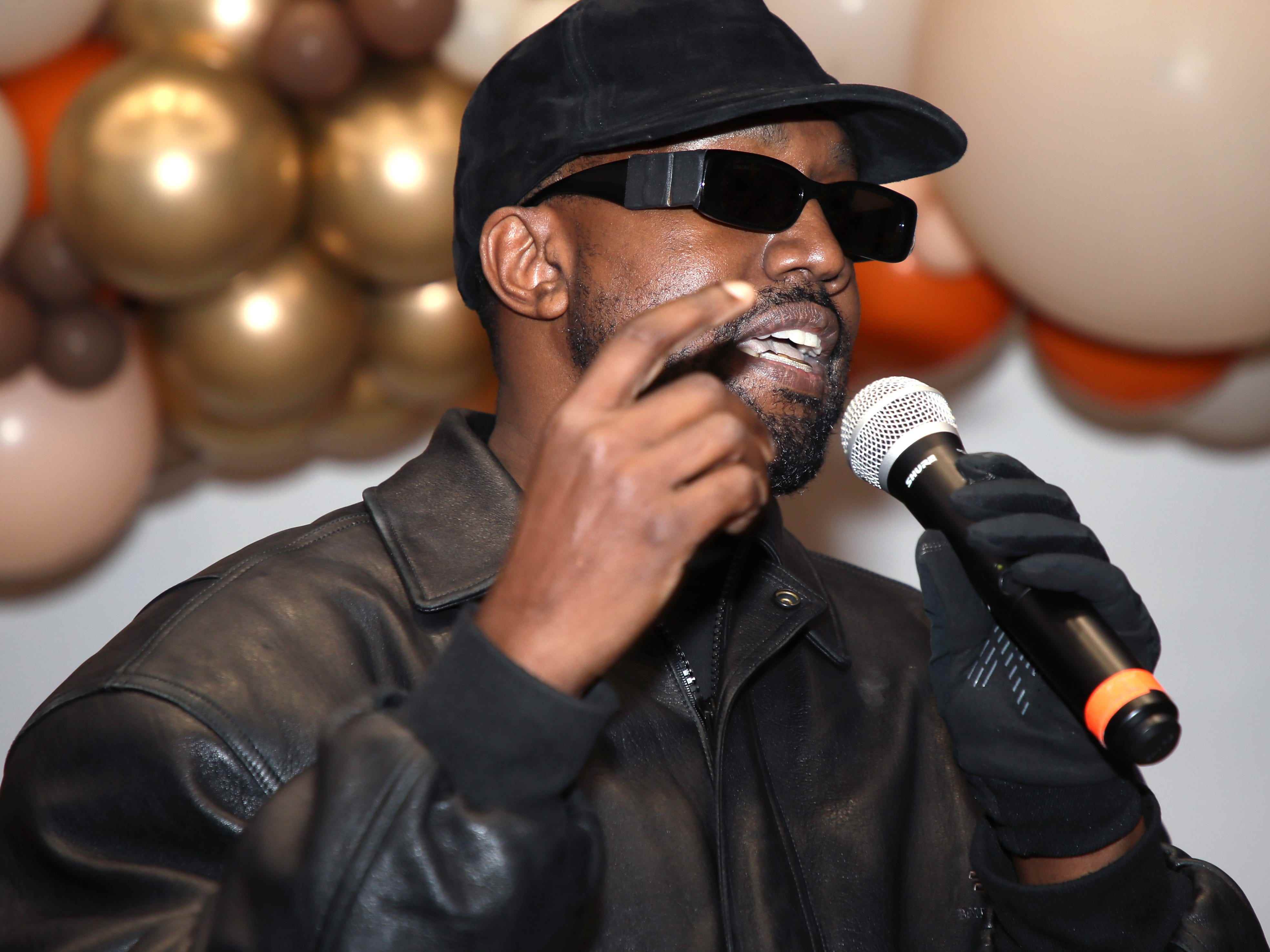Kanye West nimmt an der jährlichen Thanksgiving-Veranstaltung der Los Angeles Mission in der Los Angeles Mission am 24. November 2021 in Los Angeles, Kalifornien, teil.