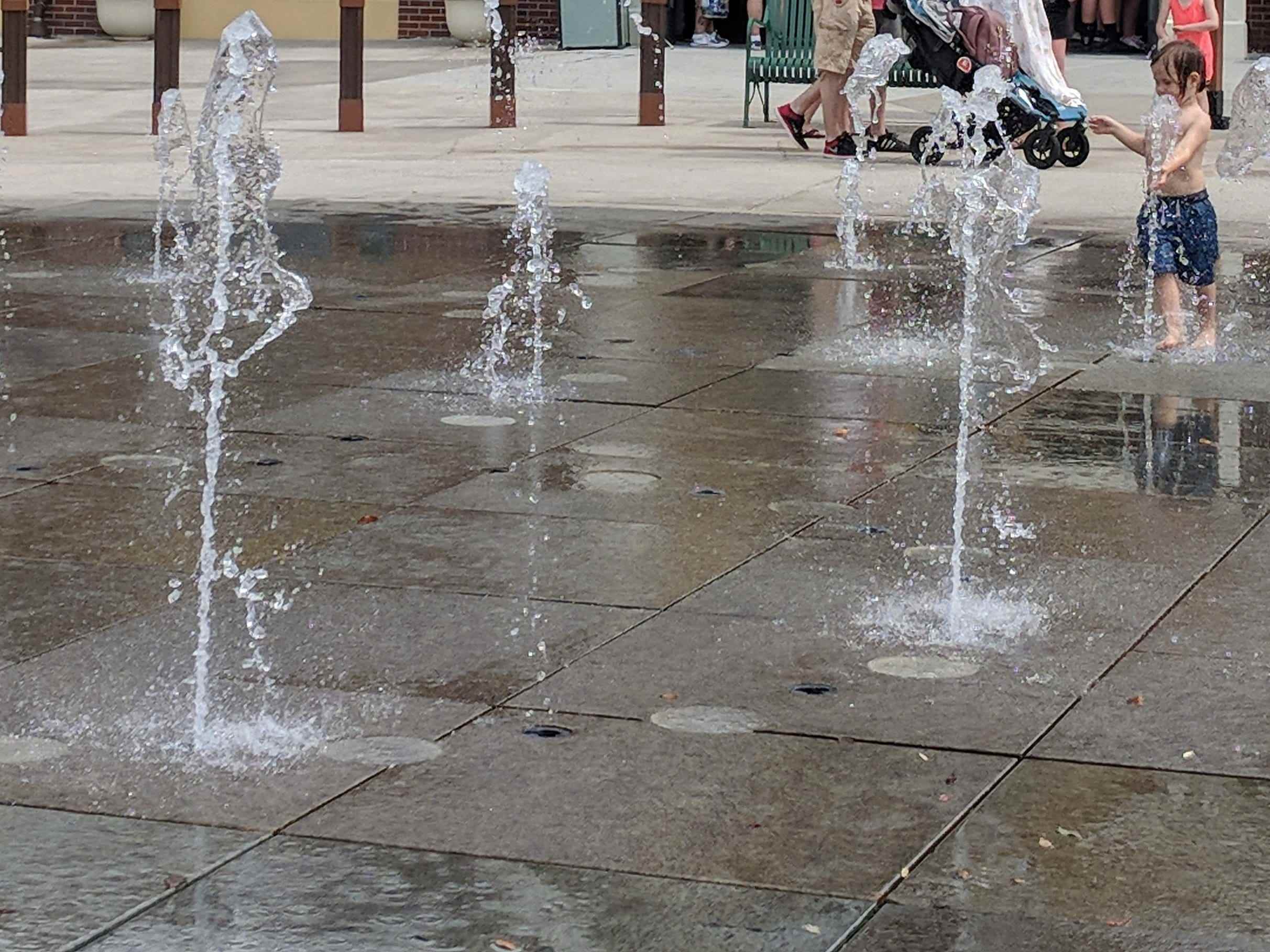 Wasser, das aus dem Boden im Splash-Pad-Bereich bei Disney Springs aufsteigt