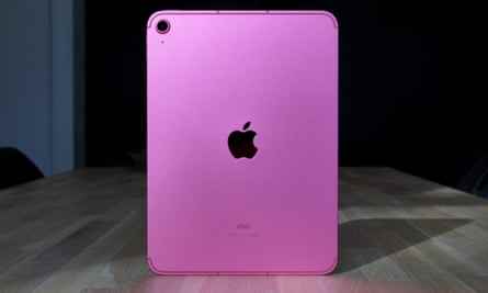 Die Rückseite des iPad in Pink.