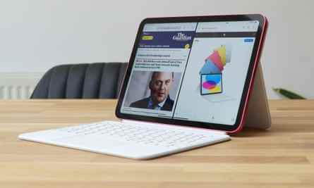 Das iPad im Magic Keyboard Folio als Laptop-Ersatz auf einem Tisch.