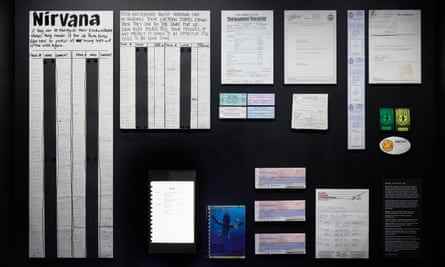Schwarze Anzeigetafel mit Dokumenten, Flugtickets und einer Petition