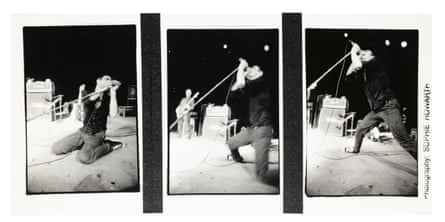 Drei Bilder von Guy Picciotto, der dramatische Posen einnimmt, während er auf der Bühne singt