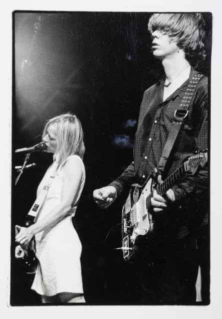 Schwarz-Weiß-Foto von Kim Gordon beim Singen, während Thurston Moor Gitarre spielt