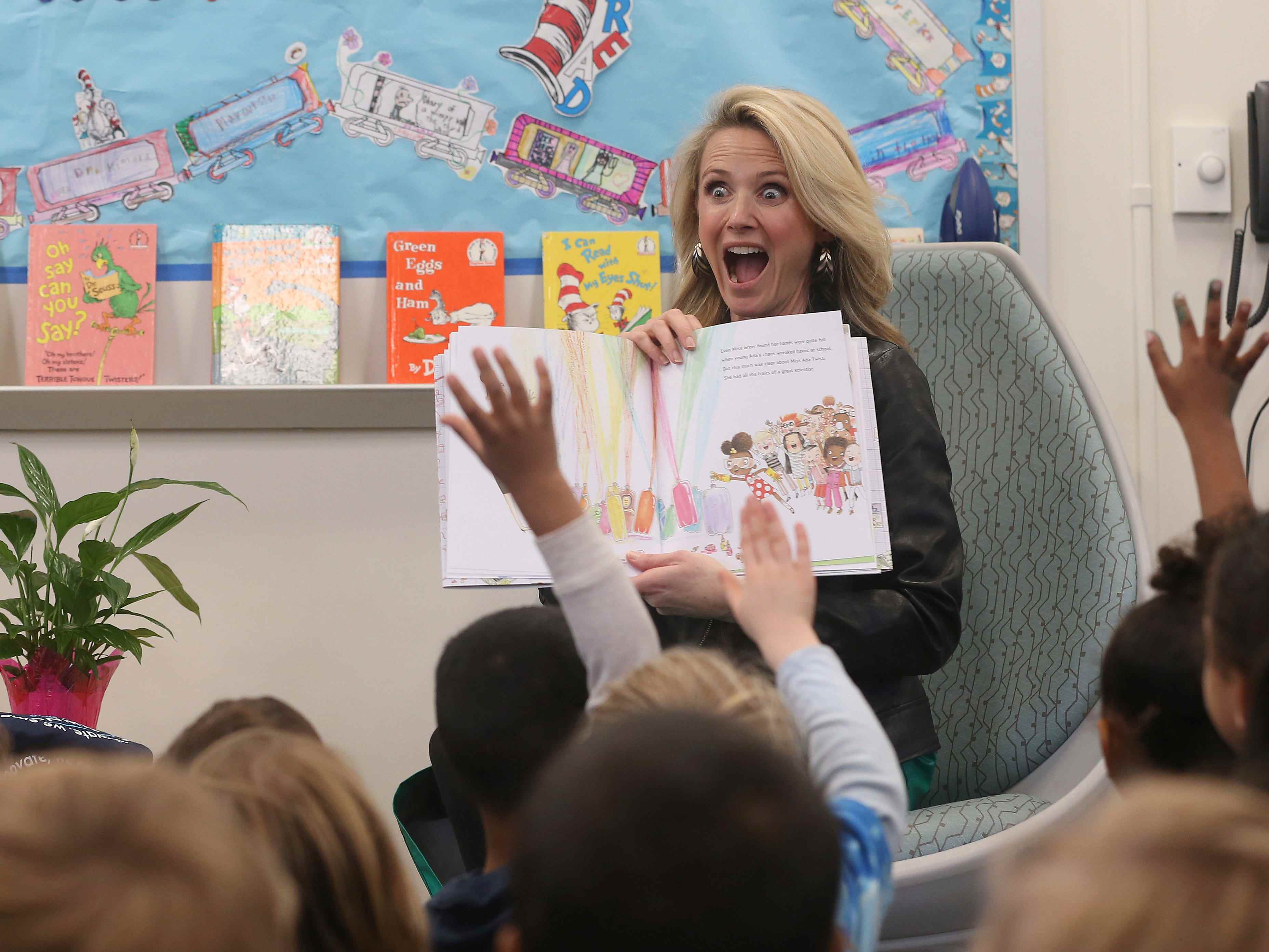 Jennifer Siebel Newsom liest kleinen Kindern ein Bilderbuch vor.