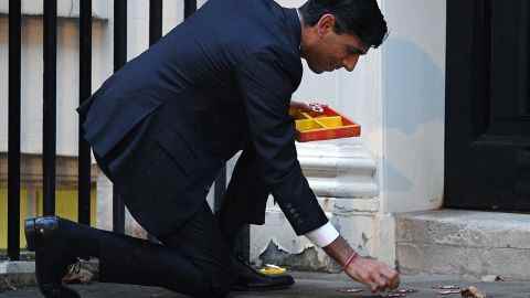 Bundeskanzler Rishi Sunak zündet am 12. November 2020 in London eine Kerze für Diwali in der Downing Street an.