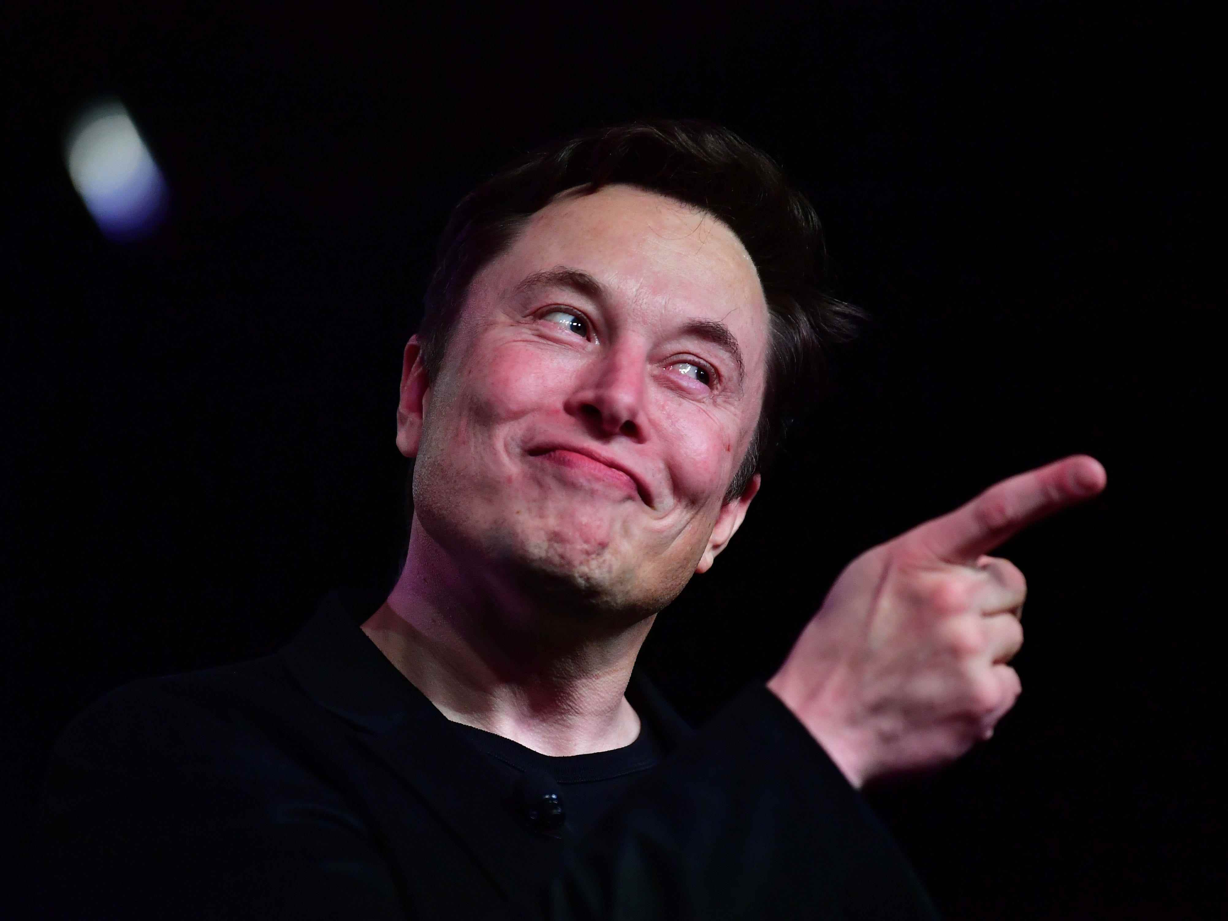 Elon Musk verzieht das Gesicht und zeigt mit dem Finger.