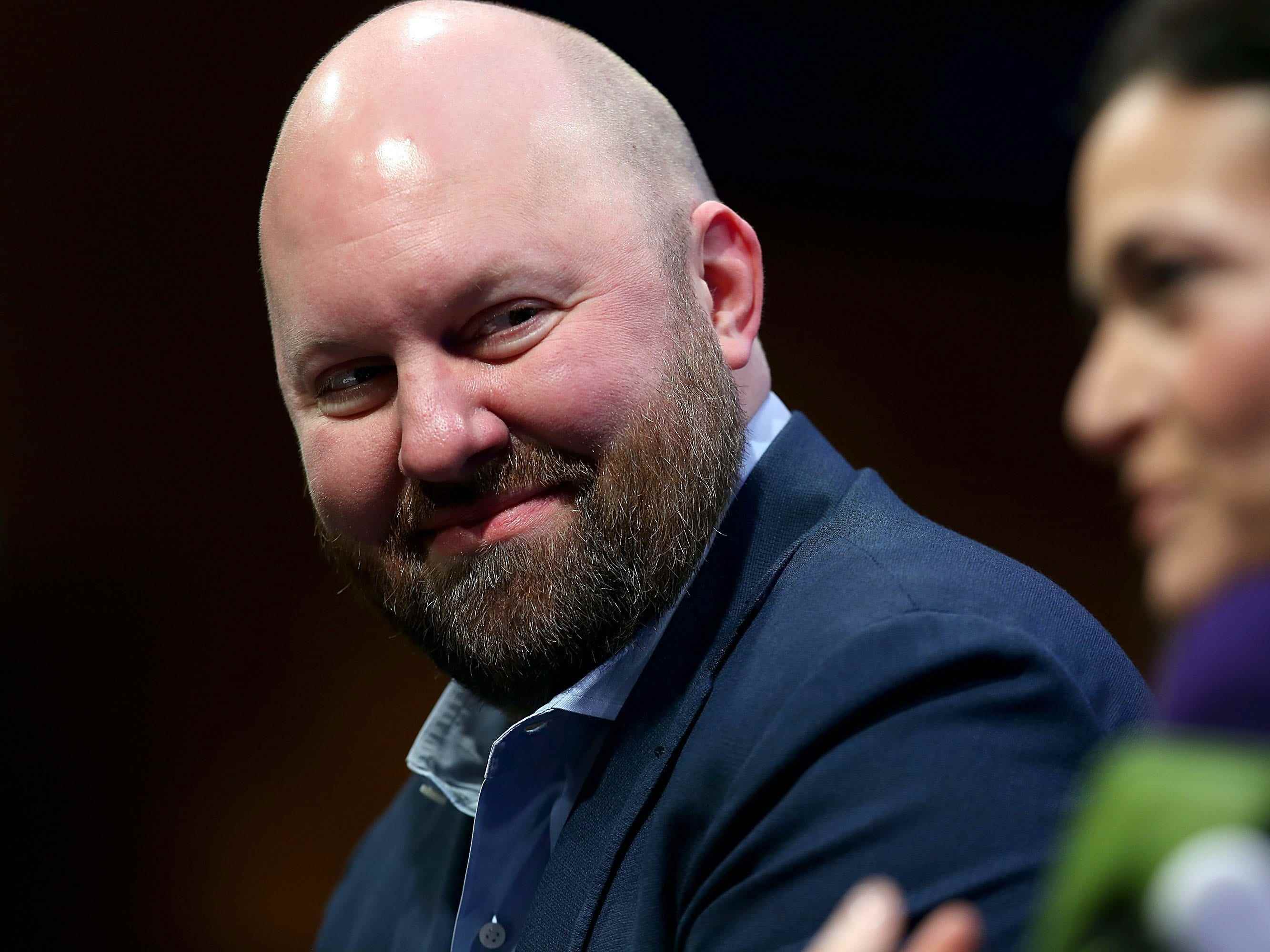 Marc Andreessen lächelt während eines Konferenzpanels.