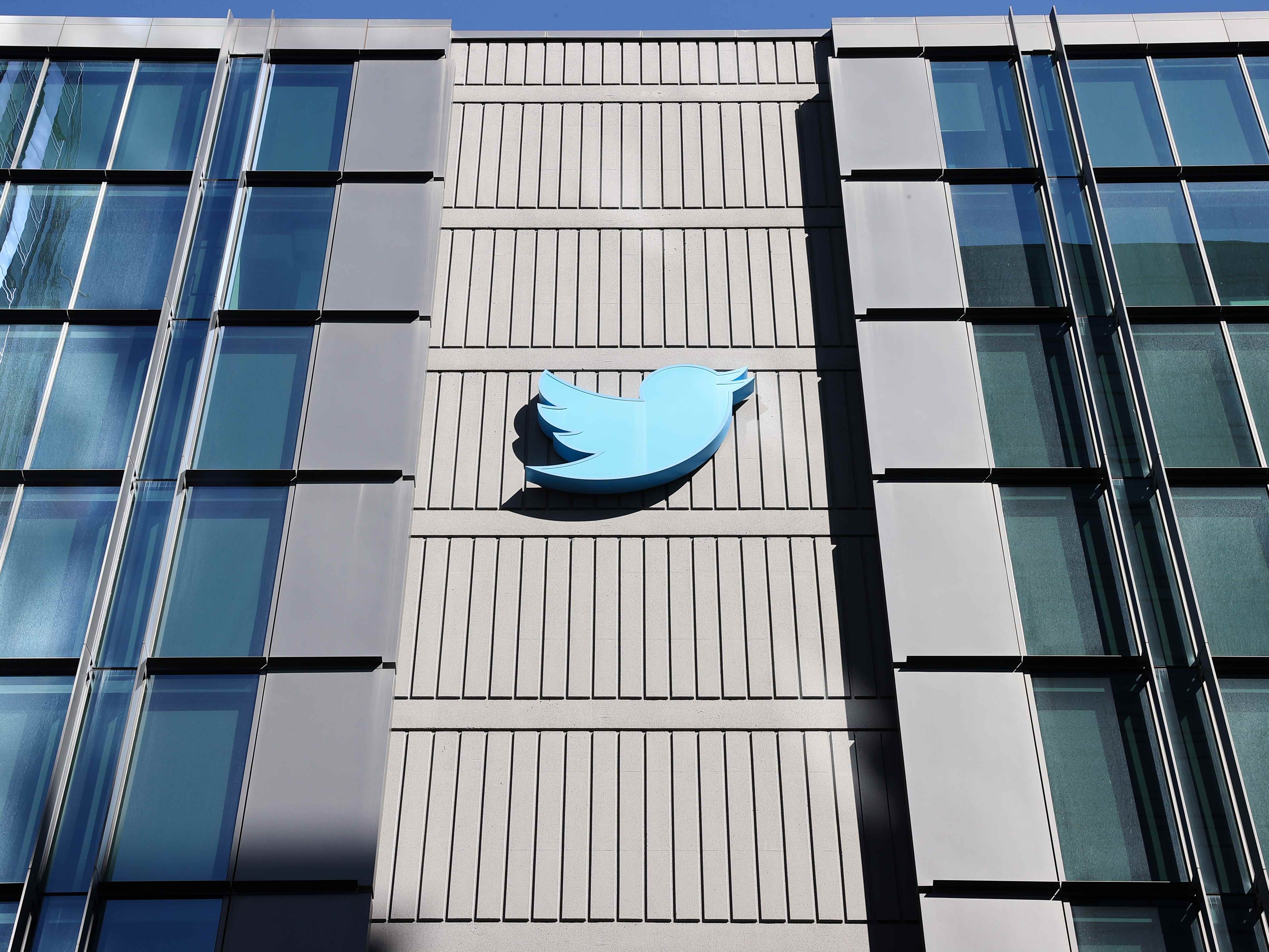 Twitter-Logo auf Gebäude