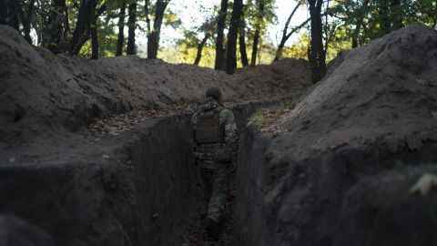 Ein ukrainischer Soldat kontrolliert am 12. Oktober einen von russischen Soldaten ausgehobenen Graben in einem zurückeroberten Gebiet der Region Cherson.
