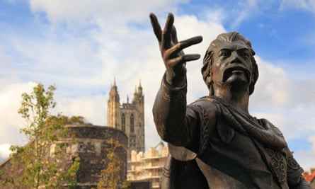 Die Statue von König Ethelbert steht vor der Kathedrale von Canterbury, Kent.