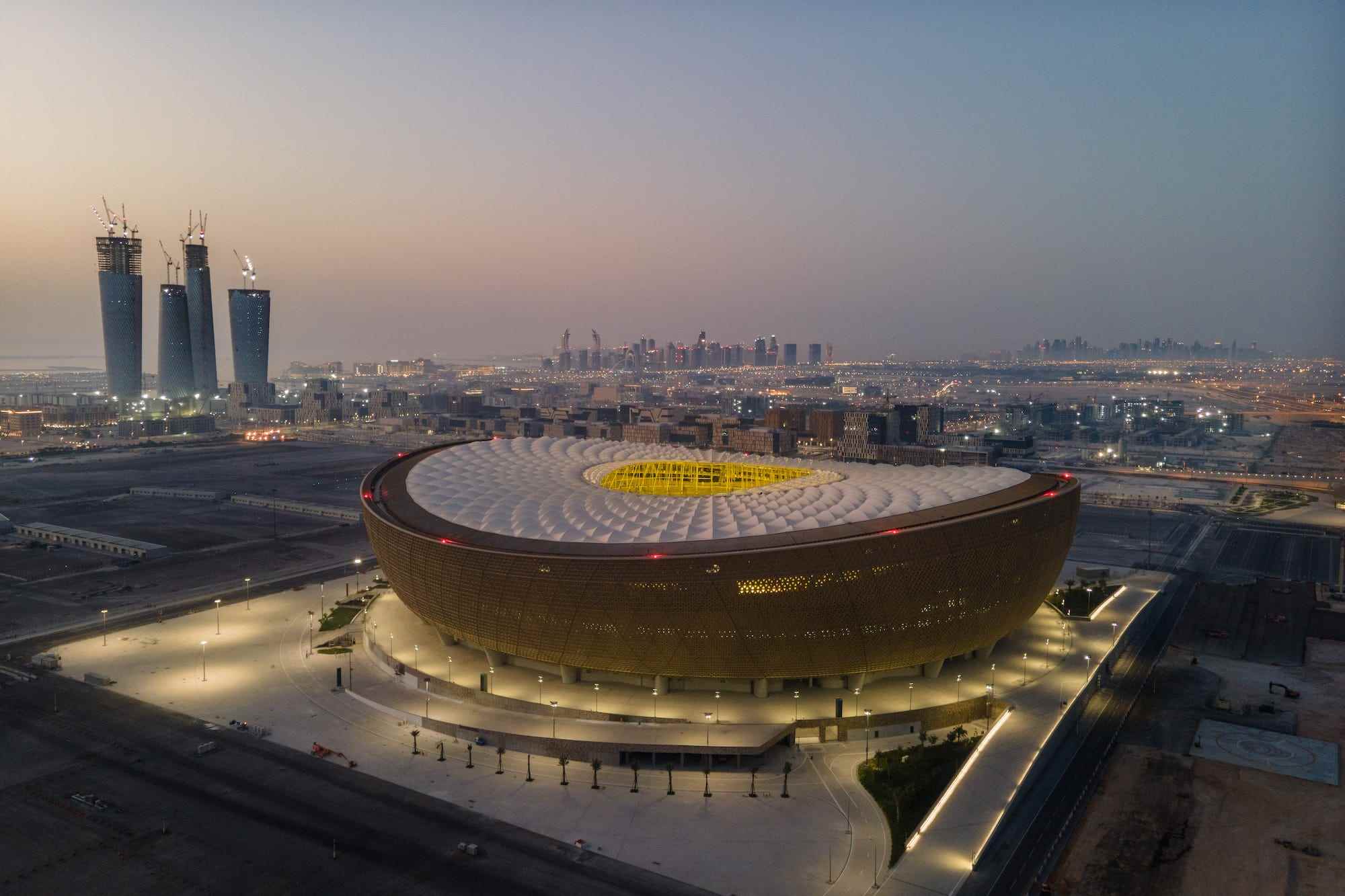 Eine Luftaufnahme des Lusail-Stadions bei Sonnenaufgang am 20. Juni 2022 in Doha, Katar.  Das vom Studio Foster + Partners entworfene Stadion mit 80.000 Sitzplätzen wird das Endspiel der FIFA Fussball-Weltmeisterschaft Katar 2022 ausrichten.