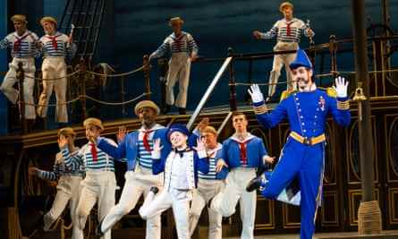 Stachelige Satire: John Savournin (ganz rechts) in HMS Pinafore in der Produktion der English National Opera 2021