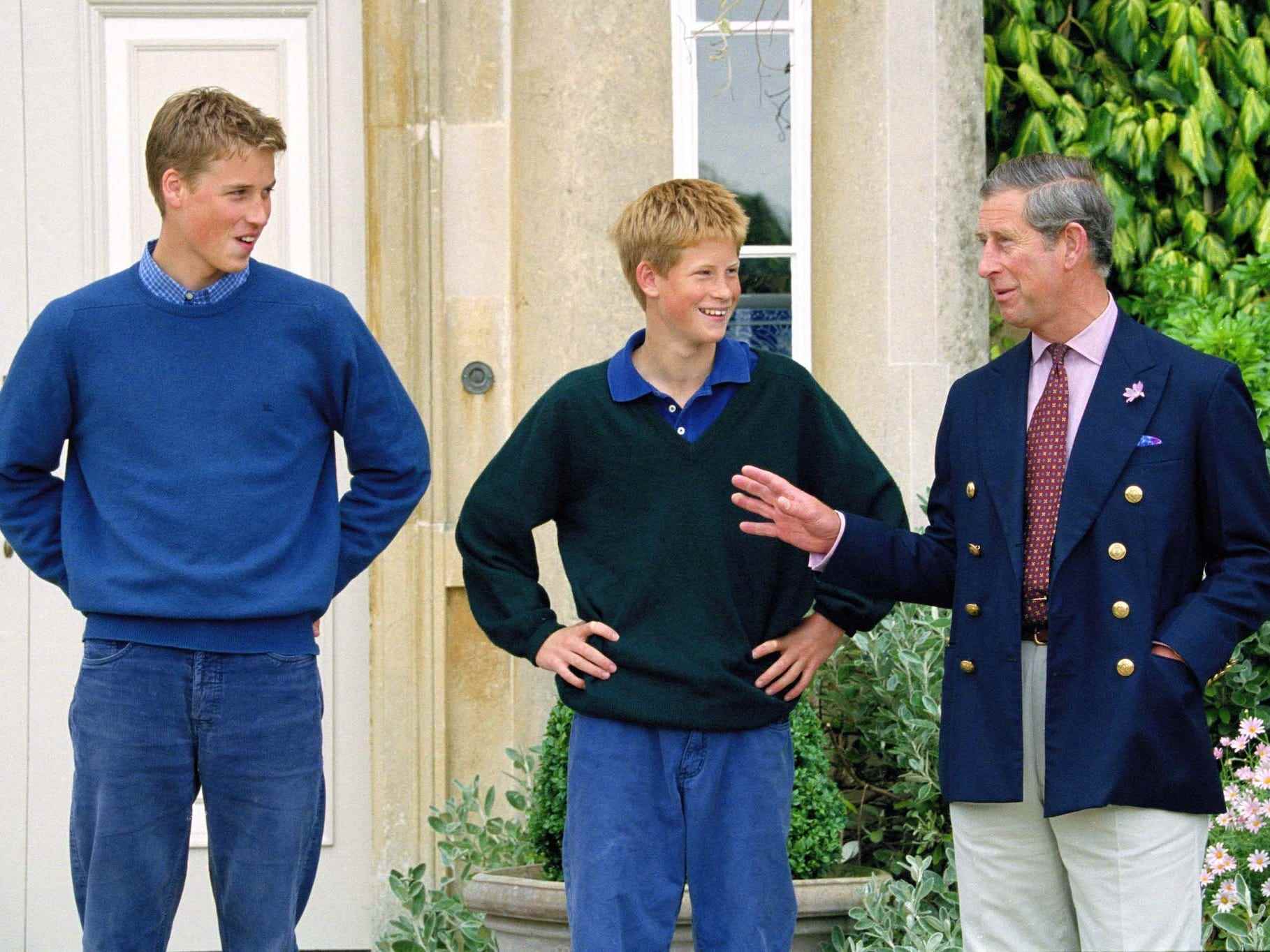 Prinz William, Prinz Harry und Prinz Charles in Highgrove im Jahr 1999.