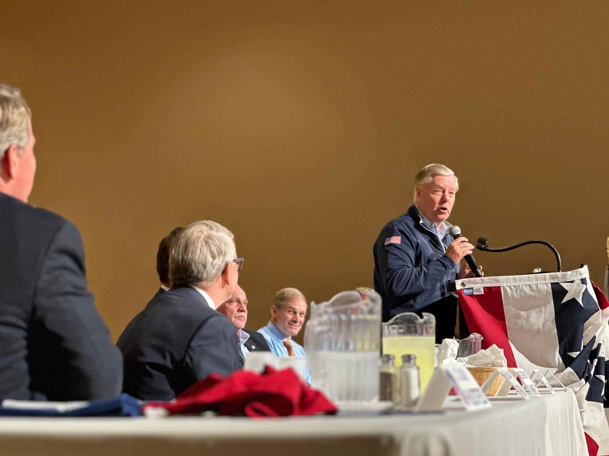 Graham spricht bei einem Abendessen der Republikaner in Lima, Ohio, während Jordan zuschaut.