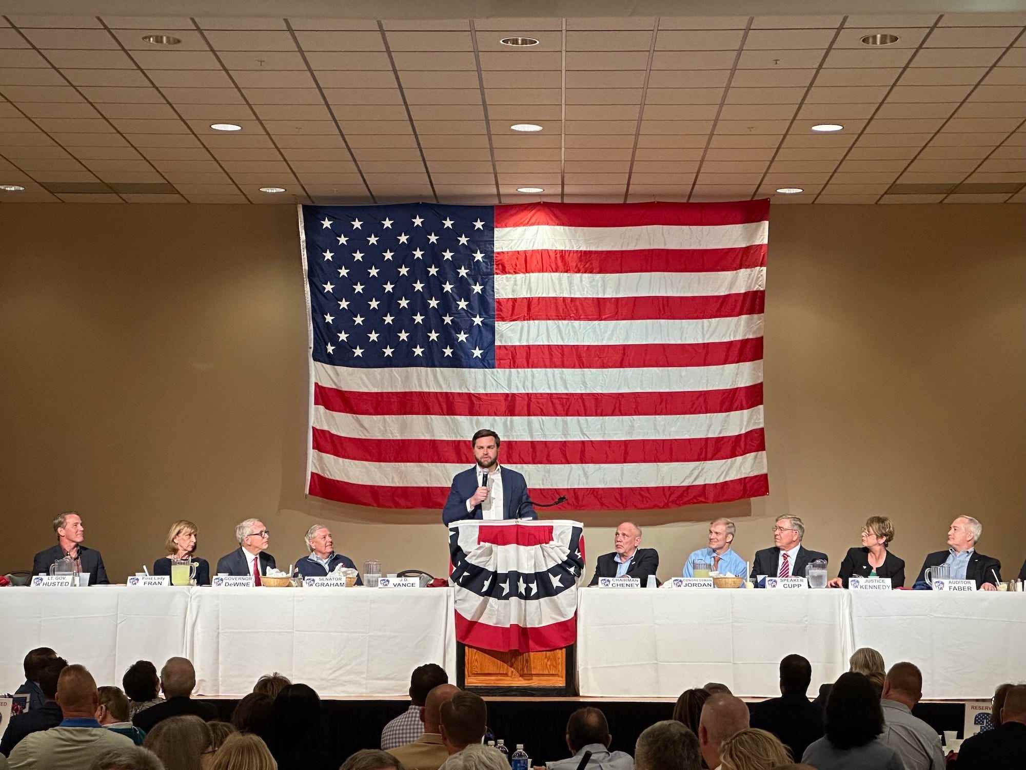 Der republikanische Senatskandidat JD Vance spricht bei einem Abendessen der Republikaner in Lima, Ohio.