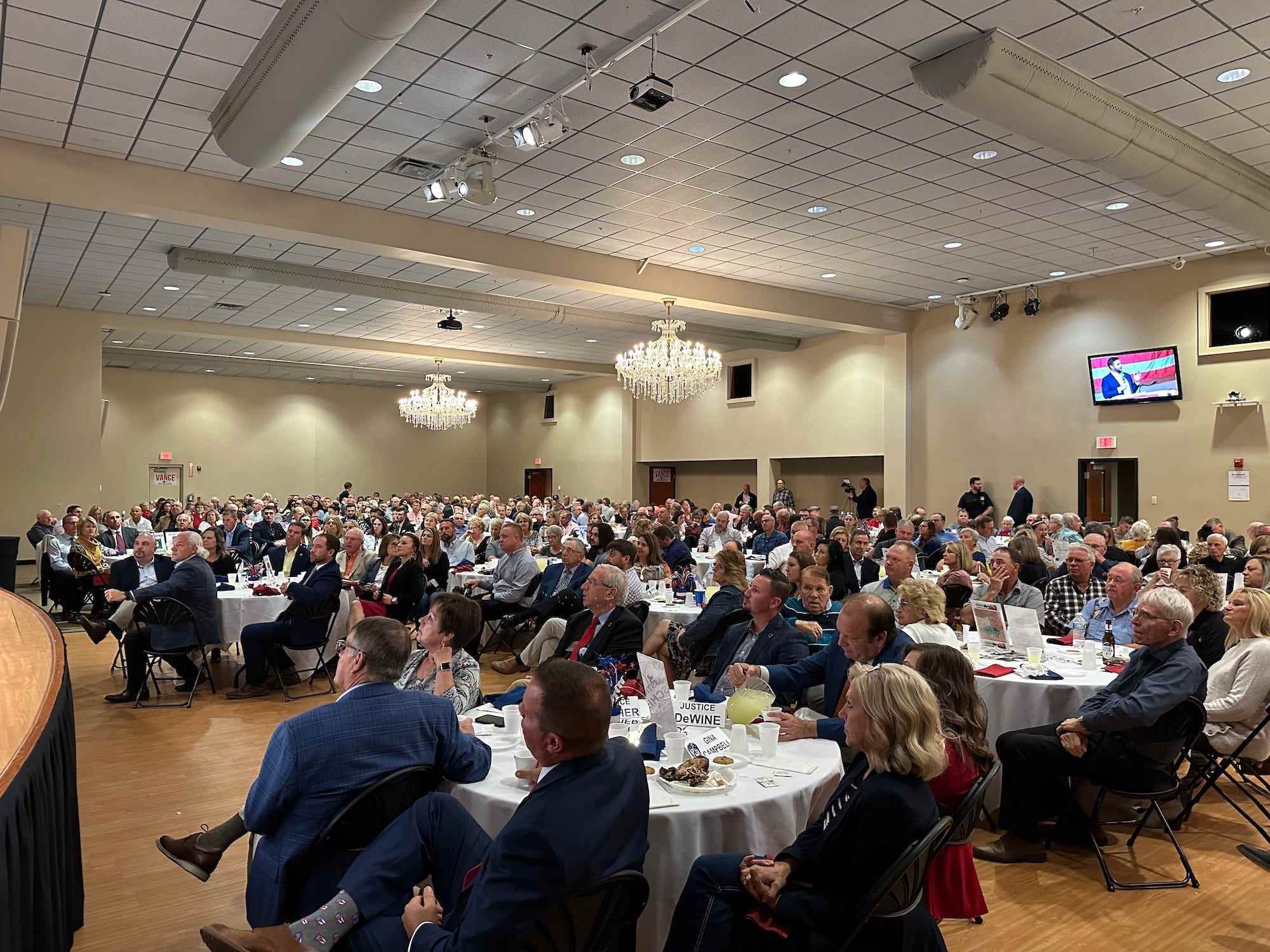Die Teilnehmer hören zu, wie der republikanische Senatskandidat JD Vance beim Abendessen der Republikaner in Lima, Ohio, spricht.