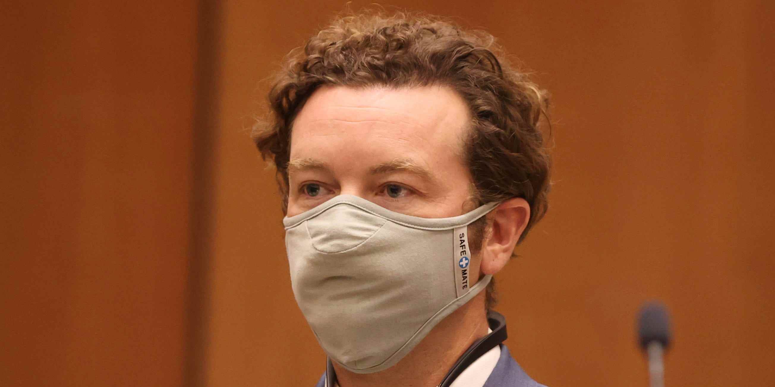 Danny Masterson steht mit einer Maske im Gesicht vor Gericht.