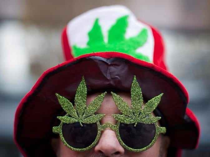 Ein Mann, der einen Marihuana-Hut und eine Sonnenbrille trägt, ist in der Vancouver Art Gallery während des jährlichen 4/20-Tages abgebildet, der den Gebrauch von Marihuana fördert, in Vancouver, British Columbia, 20. April 2013. REUTERS/Ben Nelms   