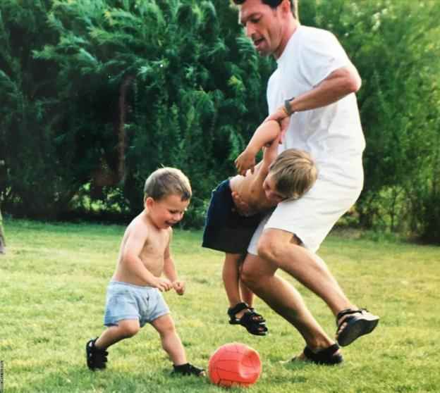 Pierre-Emile Hojbjerg, links, spielt mit seinem Vater und seinem Bruder Fußball
