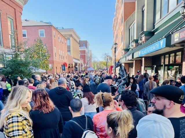 Eine große Menschenmenge füllt nur einen Teil der Essex Street in Salem, Massachusetts