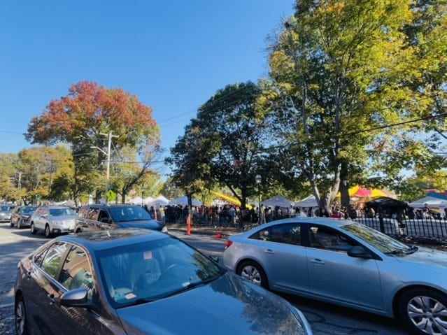 Foto von sitzendem Verkehr auf dem Washington Square an einem Samstag im Oktober mittags in Salem
