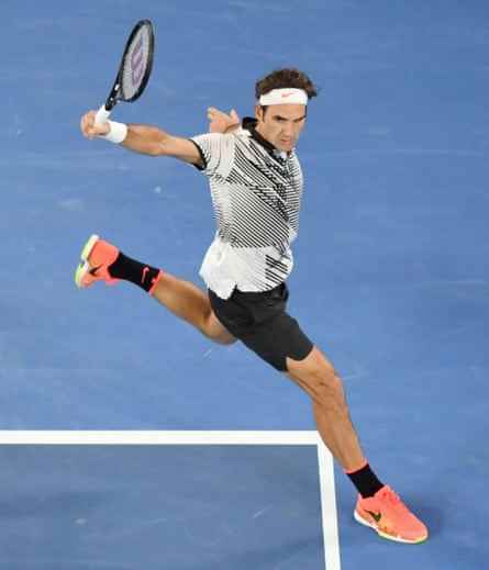 Roger Federer feuert während des Finales der Australian Open im Herren-Einzel 2017 eine Rückkehr zu Rafael Nadal ab.