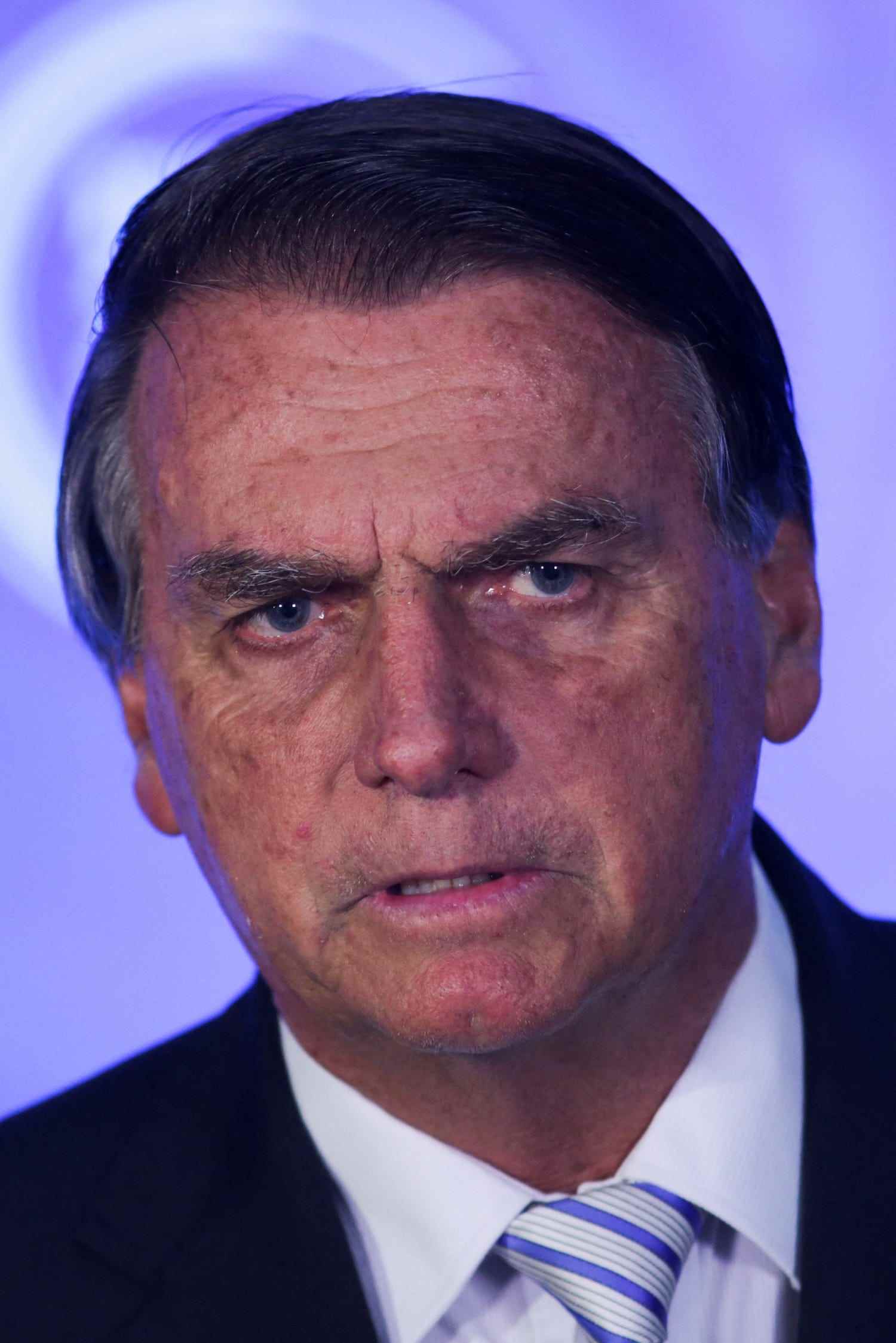 Jair Bolsonaro vor lila Hintergrund