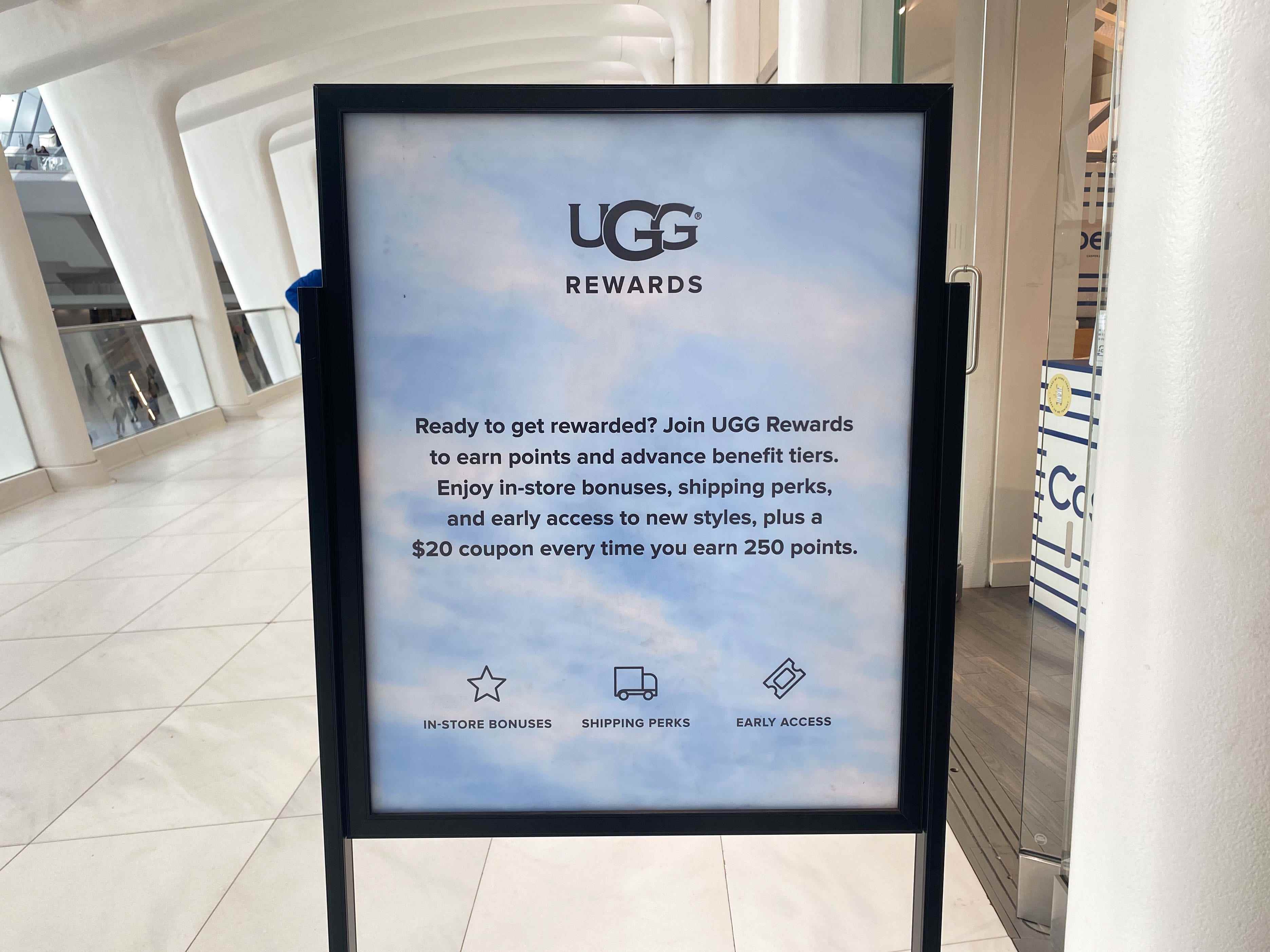 Ein Schild vor dem UGG Store